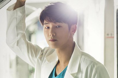 Memesona, Kang Min Hyuk Beri Tatapan Tajam dan Senyum Ceria di 'Hospital Ship'