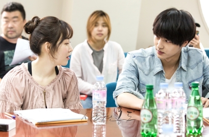 Serasinya Seo Hyun Jin dan Yang Se Jong di Sesi Baca Naskah 'Temperature of Love'