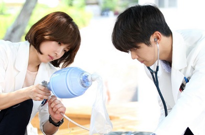 Syuting 'Hospital Ship', Kang Min Hyuk Temani Ha Ji Won Lari-Lari di Pantai