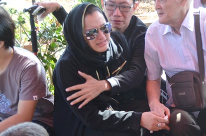 Jane Shalimar Marah-Marah di Pemakaman Jenazah Sang Ibu, Kenapa?