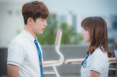 Makin Mesra Usai Pacaran, Kim Jung Hyun Akan Cium Kim Sejeong di 'School 2017'?