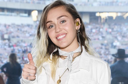 Dandan Ala Seorang Peri, Miley Cyrus 'Telanjang Bulat' di Pemotretan
