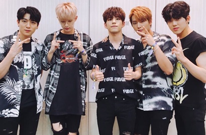Bak Siap 'Kondangan', Gantengnya DAY6 Pakai Batik di Fanmeeting Jakarta