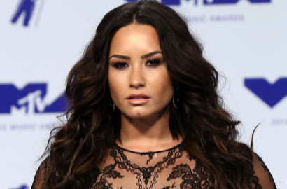 Pakai Atasan Tembus Pandang, Demi Lovato Santai Umbar Bagian Intim di MTV VMA 2017