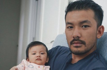 Ngobrol Bareng Anak Sambil Telanjang Dada, Celana Boxer Rio Dewanto Bikin Salfok