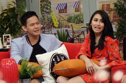 Andi Arsyil Hadiahi Air Zamzam ke Ayu Ting Ting, Netter: Biar Gak Kena Guna-Guna?