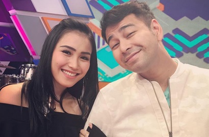 Beri Kode Kerlingan Mata ke Ayu Ting Ting, Raffi Ahmad 'Kumat' Nakal Lagi?