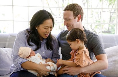Foto Kelakuan Usil Anak Bos Facebook bersama Adik Bayinya, Bikin Gemas