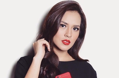 Kocak, Ini Yang Terjadi Saat Ayah Raisa Tak Kuat Gendong Putrinya di Acara Siraman