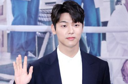 Kecenya Kang Min Hyuk CN Blue Asyik Berjemur Sambil Pamer Otot di 'Hospital Ship'