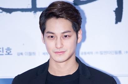 Antusias Syuting Film Bareng Kim Ji Won cs, Kim Bum Pamer Naskah 'Detective K: 3'
