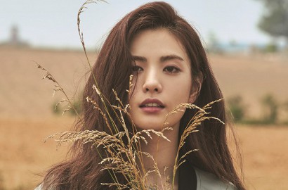 Pose Cantik di Padang Rumput Bareng Kuda, Rambut Panjang Nana Bikin Kangen