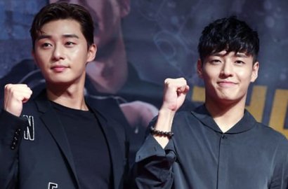 Promosi 'Midnight Runners' Sendiri, Kocaknya Kang Ha Neul Peluk Standee Park Seo Joon