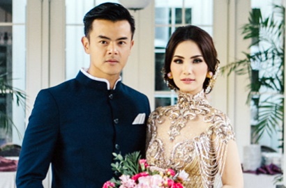 Resmi Menikah, Romantisnya Dion Wiyoko Cium Istri di Bali