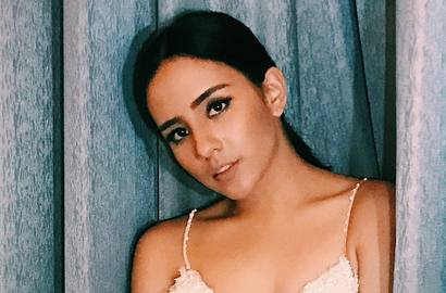 Pakai Baju Transparan Saat Jadi Sampul Majalah, Angelica Pieters Seksi Pamer Bra