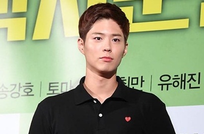 Bikin Haru, Park Bo Gum Kepergok Pakai Topi Pemberian Fans Indonesia di Jakarta