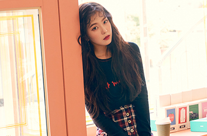 Jadi Model Iklan Sepatu, Irene Red Velvet Pamer Bahu dan Paha Mulus