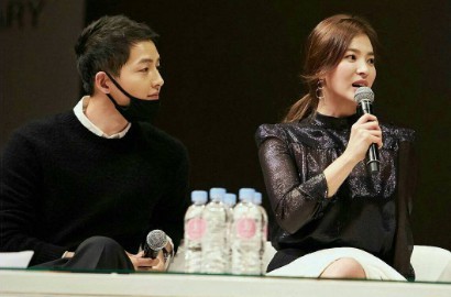Cieee, Manisnya Song Joong Ki Suapi Hye Kyo Saat Makan Bareng di Pesawat