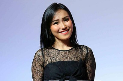Girang Didapuk Jadi Host 'Brownis', Ayu Ting Ting Ingin Selamanya Gantikan Ivan Gunawan?
