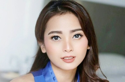Jelang Melahirkan, Acha Septriasa Pamer Asyik Berendam Pakai Bikini