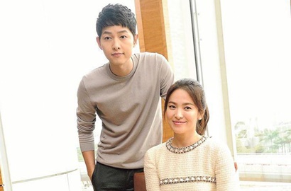 Lindungi Calon Istri, Manisnya Joong Ki Rangkul Hye Kyo Saat Tiba di LA