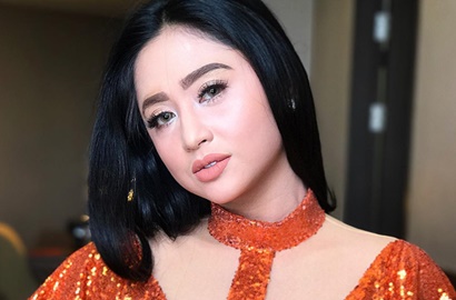 Nyanyi di 'Pesbukers' Pakai Kebaya Model Ini, Dewi Persik Cantik Mirip Sailor Moon
