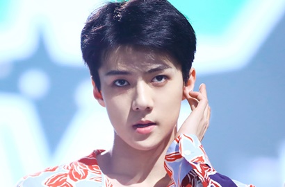 Selfie Ngeblur di 'MuBank' Jakarta, Sehun Tetap Ganteng?