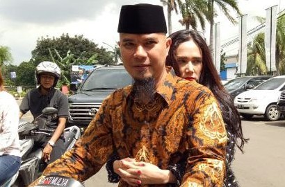 Dhani Pamer Foto Mulan Jameela 'Umbar' Belahan Dada dan Pakai Topeng Keemasan