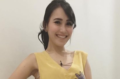 Ayu Ting Ting Kepergok Angkat Celana Dalaman di Depan Publik, Haters: Niat Goda Raffi?