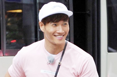 Wajah Kim Jong Kook di Foto Momen 'Running Man' Ini Disebut Imut Banget, Setuju?