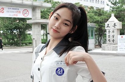 Produksi Mandek, '20th Century Boy and Girl' Malah Pamer Keceriaan Kang Mina di Lokasi Syuting