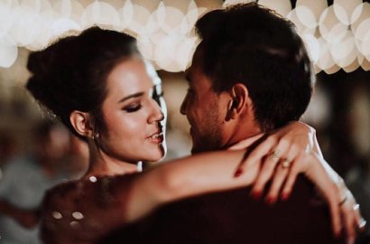 Cantik Berhias Bunga, Kue Resepsi Raisa-Hamish Malah Disebut Mirip Semen