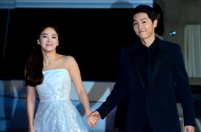 Beredar Foto Song Joong Ki Asyik ke Restoran Korea di LA, Gandeng Song Hye Kyo?