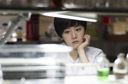 Pegang Kupu-Kupu, Moon Geun Young Beri Tatapan Misterius di Poster 'Glass Garden'