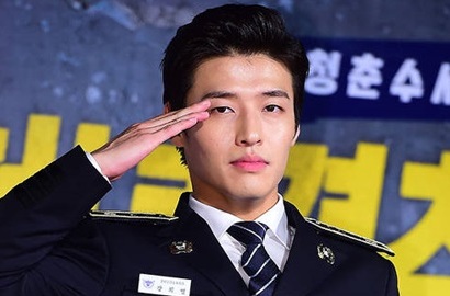 Berangkat Wamil, Kang Ha Neul Umbar Senyum dan Foto Bareng Fans