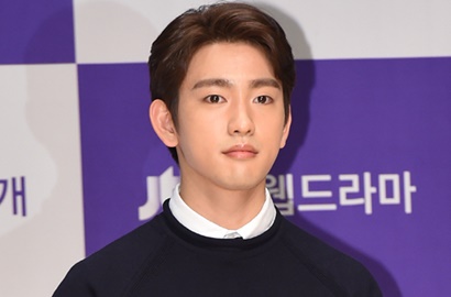 Romantis dalam 'Magic School',  Jinyoung GOT7 Biarkan Wanita Tidur Lelap di Bahunya
