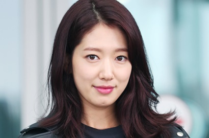 Berangkat ke New York untuk Fashion Week, Park Shin Hye Usung Gaya Kece Ini