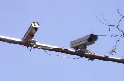 Siswi Dipaksa Turun dari Motor Usai Kepergok CCTV Tak Pakai Helm, E-Tilang Sudah Berlaku di Bandung?