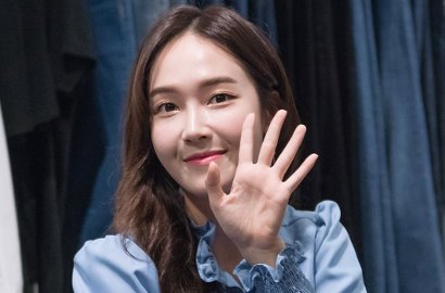 Tampil Feminin Hingga Seksi di New York Fashion Week, Jessica Jung Tuai Pujian