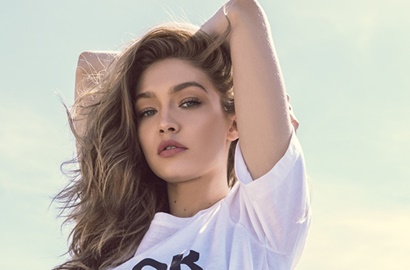 Bagaikan Cinderella, Gigi Hadid Hanya Pakai Satu Sepatu di Runway NYFW 2017