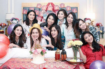 Intip Aksi Kocak Geng Sosialita Nia Ramadhani cs 'Gagal' Joget di Kamar Mandi
