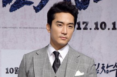 Promosi Film, Tampannya Song Seung Heon Tunjukkan 'Cinta' di Depan Poster 'Kim Chang Soo'