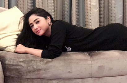 Urai Rambut Ala Barbie, Penampilan Dewi Persik di 'Pesbukers' Makin Cantik