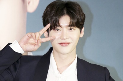 Pakai Make Up Tipis, Siap-Siap Meleleh Lihat Selfie Lee Jong Suk Ini