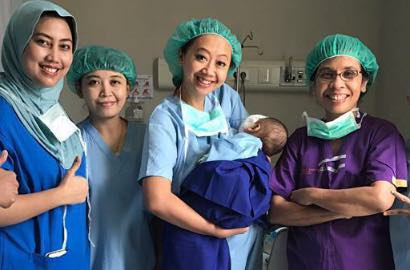 Tangan Bayi Asri Welas Alami Bengkak Usai Operasi Katarak, Para Artis Mohon Doa Kesembuhan