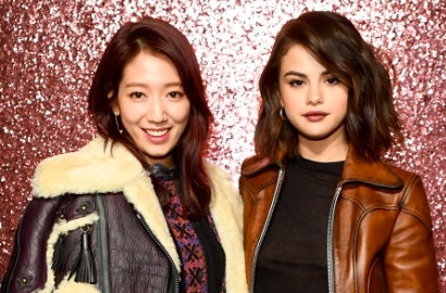 Bertemu di NYFW, Begini Jadinya Park Shin Hye Adu Cantik dengan Selena Gomez