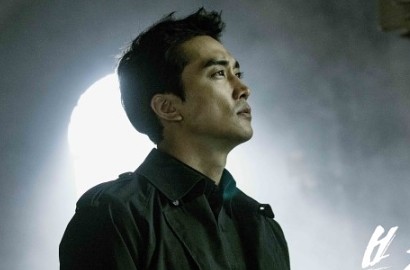 Song Seung Heon - Go Ara Umbar Tatapan Tajam di Poster Karakter 'Black'