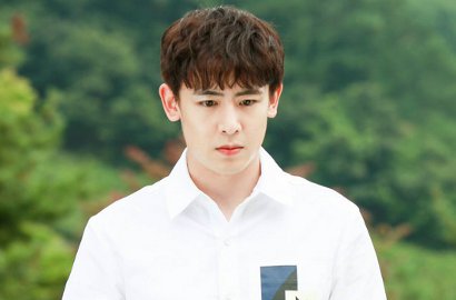 Pemotretan Poster 'Magic School', Nichkhun Sok Imut Pegang Dua Boneka Kelinci