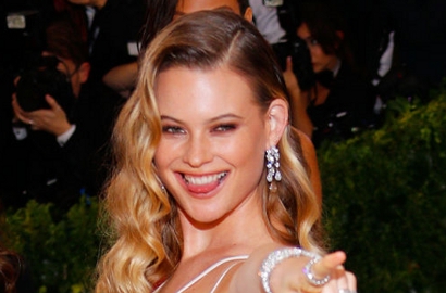 Hamil Lagi, Seksinya Behati Prinsloo Pakai Bikini Pamer Perut Buncit