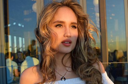Dipakai di New York Fashion Week, Harga Baju Cinta Laura Ternyata Cuma Segini